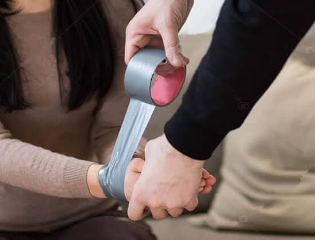 Família é rendida, amarrada e trancada no banheiro durante assalto