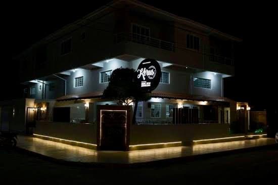 Assalto em lanchonete provoca correria entre os clientes; ladrão estava armado