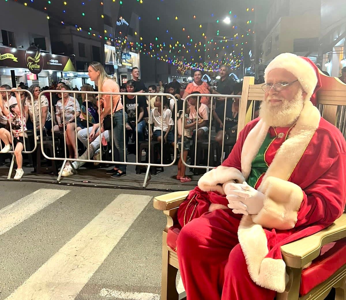 Chegada do Papai Noel marca a abertura do Natal Vale dos Sonhos