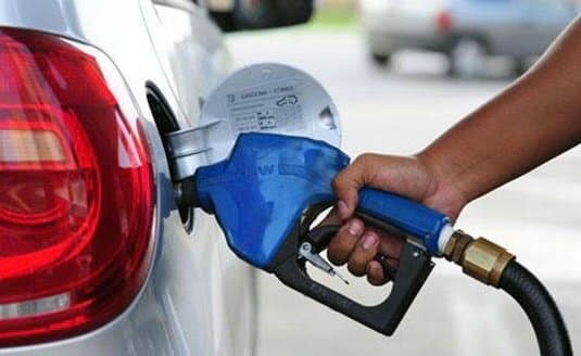 Após encher o tanque do carro, motorista vai embora de posto sem pagar