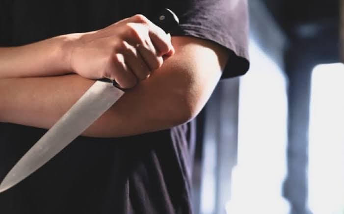 Mulher é esfaqueada no olho pelo próprio irmão