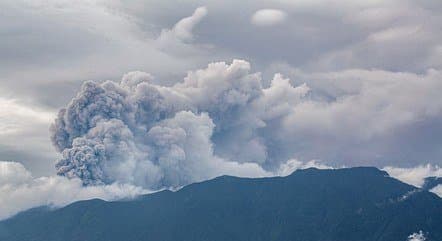Vulcão entra em erupção na Indonésia e lança cinzas a 3 km de altura