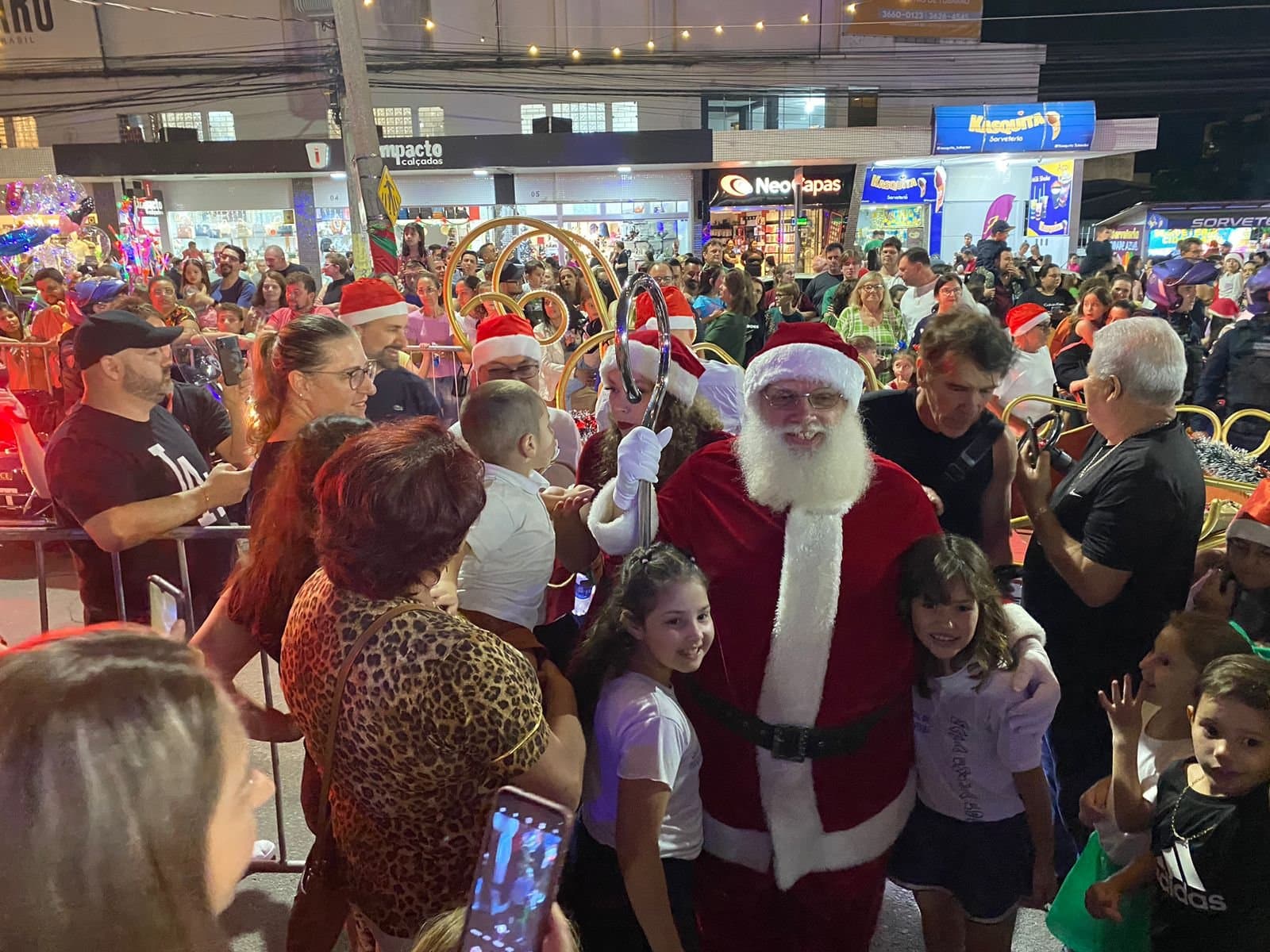 Caravana do Papai Noel encanta o público em Tubarão
