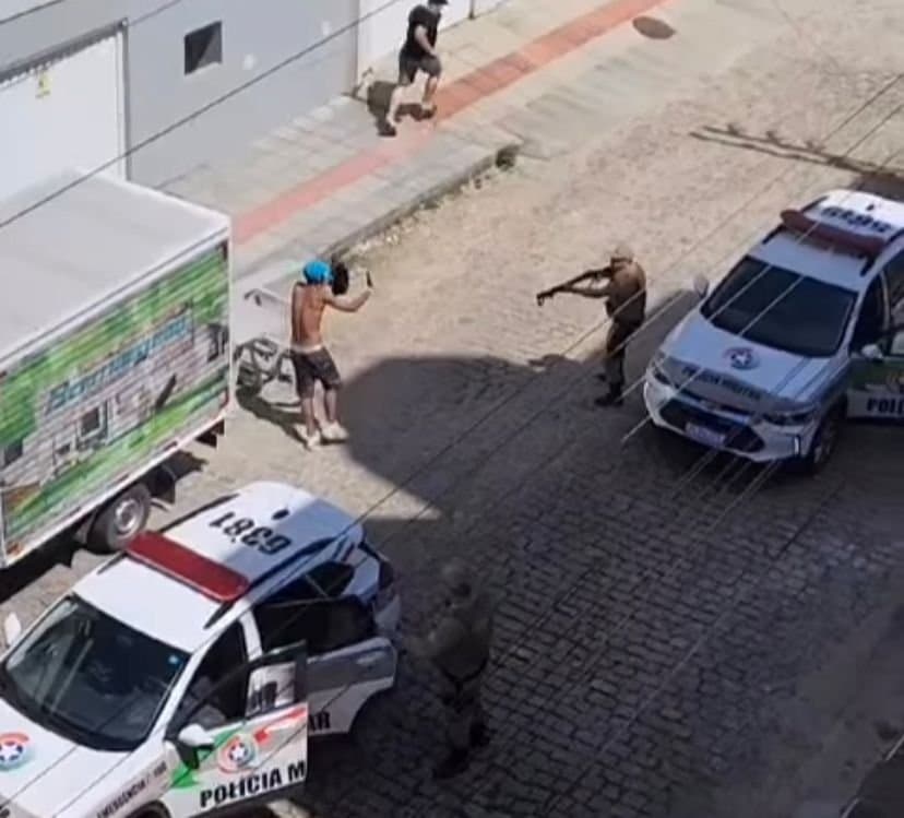 Balas de borracha são disparadas pela PM para conter baderneiros em Laguna