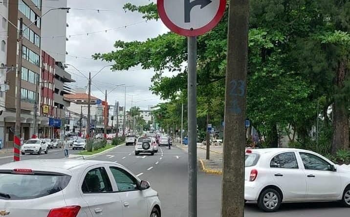 Trecho da Rua Esteves Júnior que corta a Praça 7 tem sentido modificado