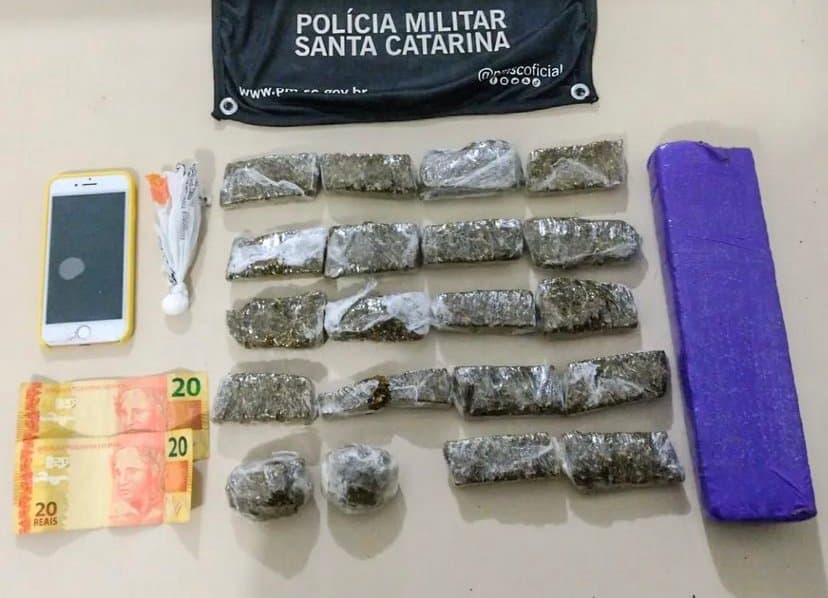 Quase 1 kg de maconha é apreendido com adolescente
