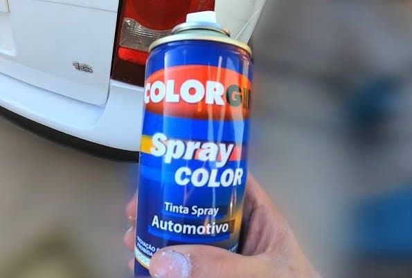 Veículo furtado em frente a hospital é encontrado horas depois sendo pintado com spray