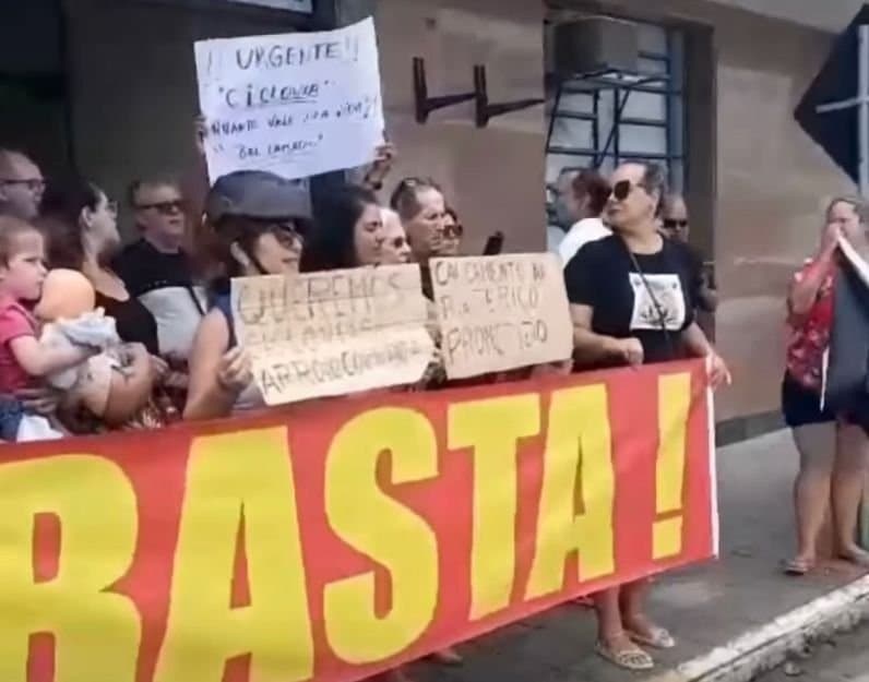 Moradores de Jaguaruna protestam em frente à prefeitura