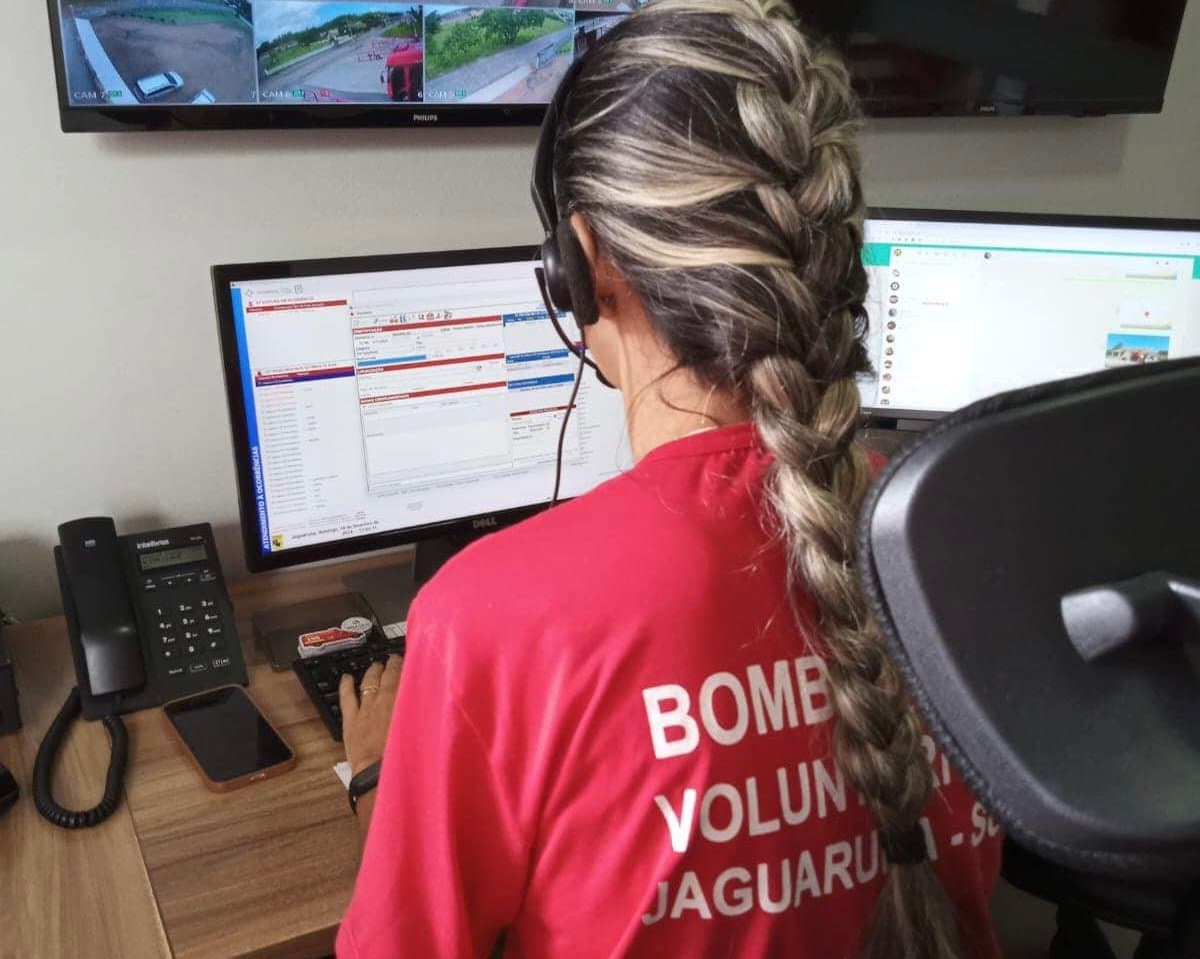 Idoso se engasga com pedaço de carne e familiar consegue salvá-lo com orientação de bombeira