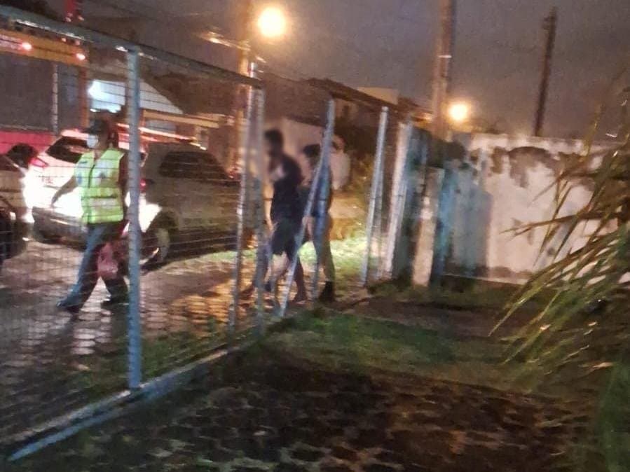 Ladrão invade posto de saúde e precisa ser socorrido ao ficar preso na janela