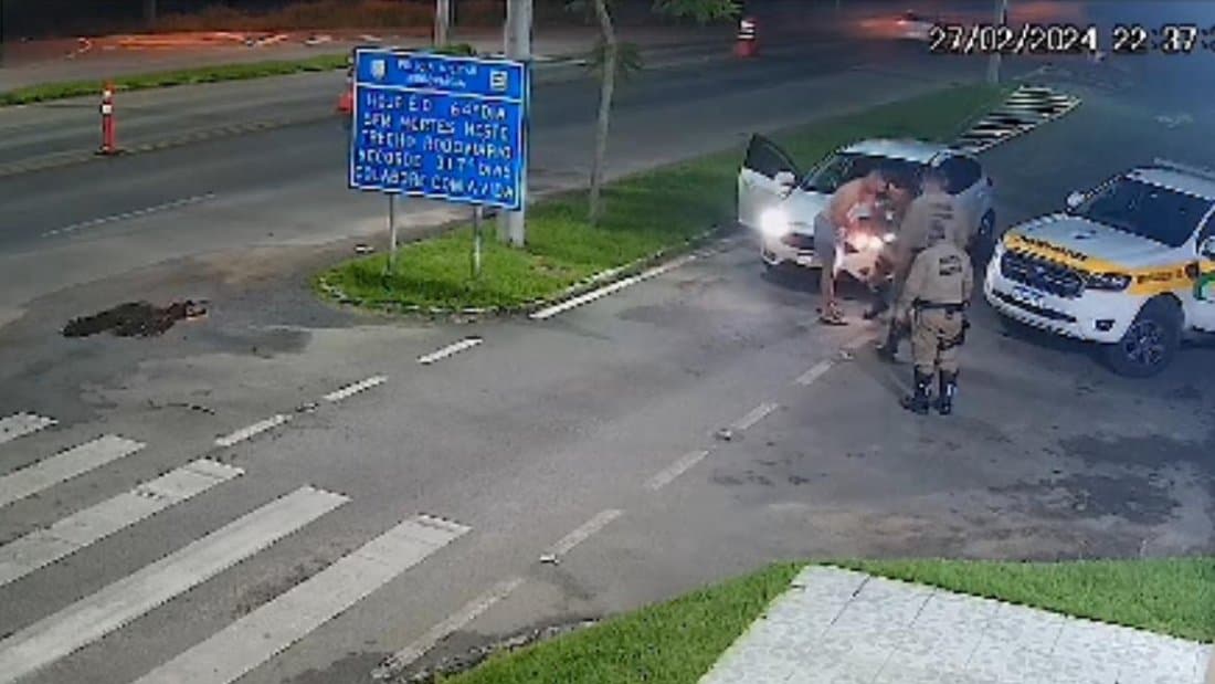 Bebê é salvo de engasgamento por policiais militares rodoviários