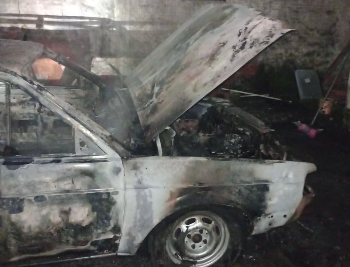 Homem coloca fogo em carro e corta mangueira do gás de casa por não aceitar fim de relacionamento