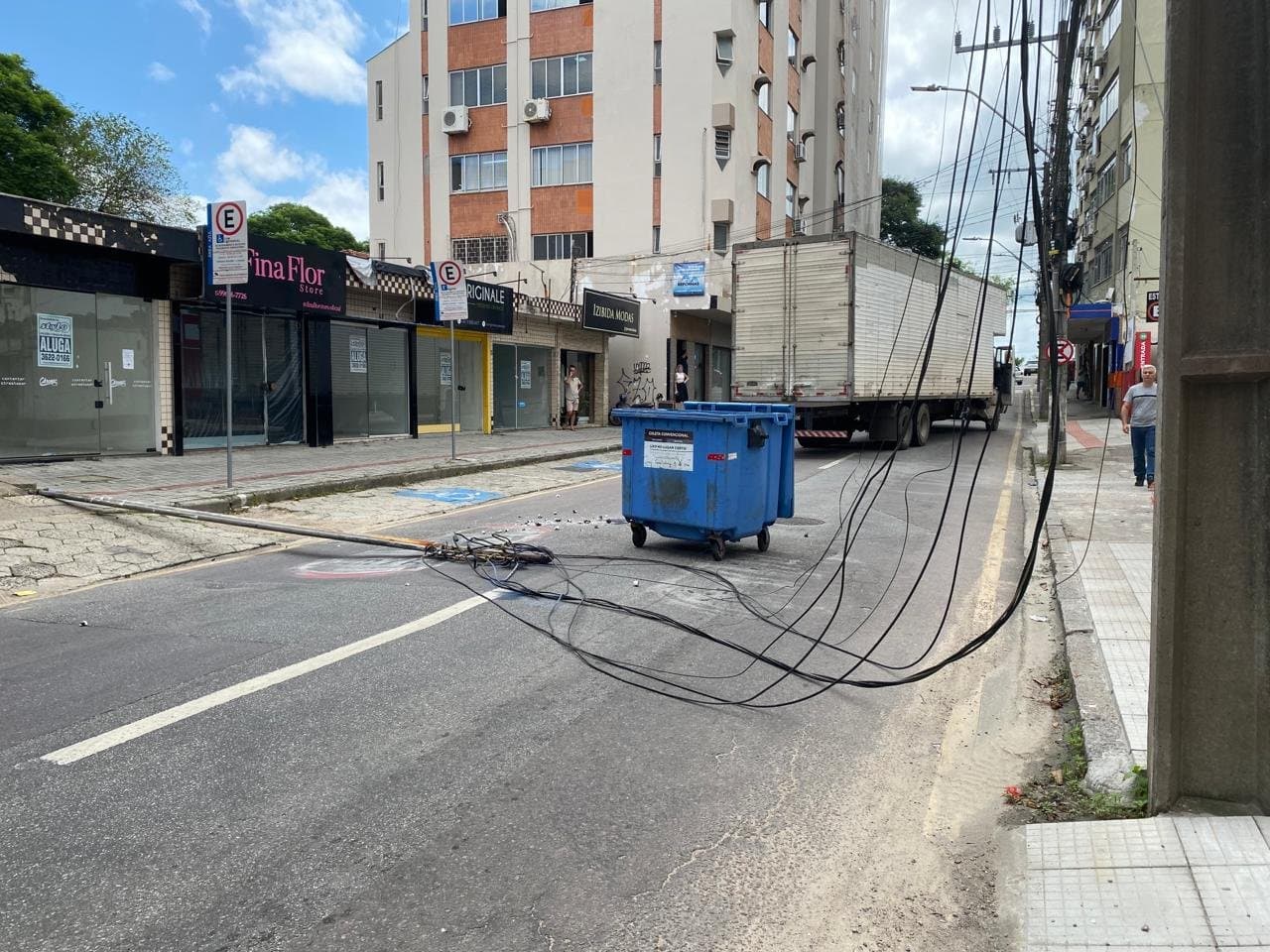 Caminhão engalha em fiação elétrica e acidente causa filas no Centro de Tubarão