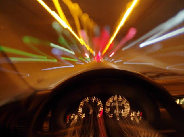 Adolescente quase atropela pedestres durante fuga da polícia