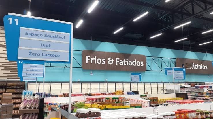 Ladrões são flagrados dentro de supermercado durante a madrugada