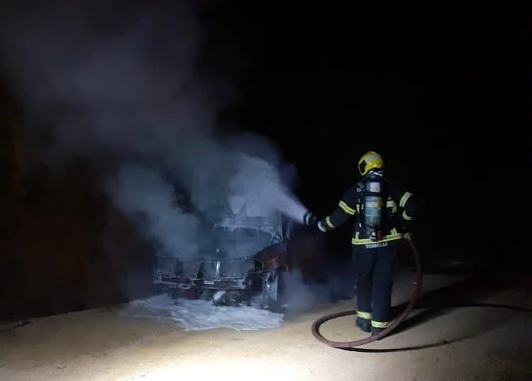 Homem sofre queimaduras no corpo ao tentar apagar incêndio em carro
