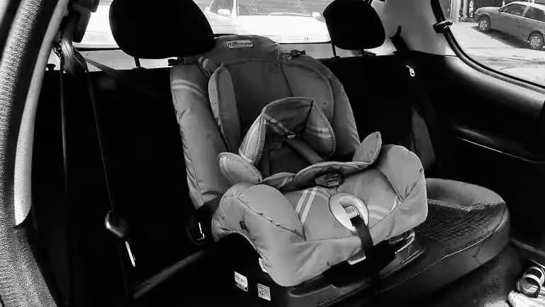Bebê morre após ser esquecido no carro pela mãe em SC