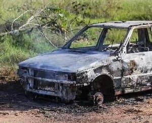 Carro é furtado de garagem e queimado enquanto proprietário viaja