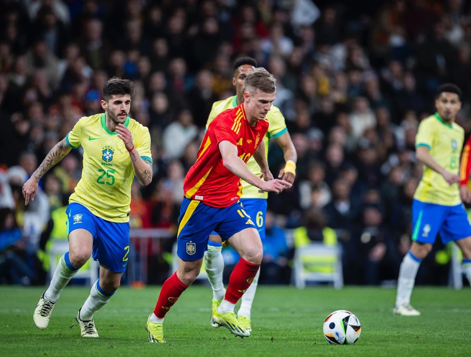 Brasil marca no fim e empata amistoso contra Espanha