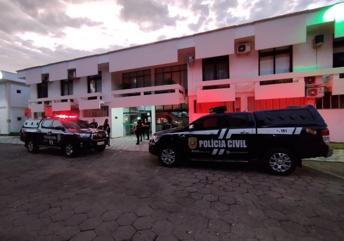 Prefeito, vereadores e servidor do sul catarinense são presos em operação policial