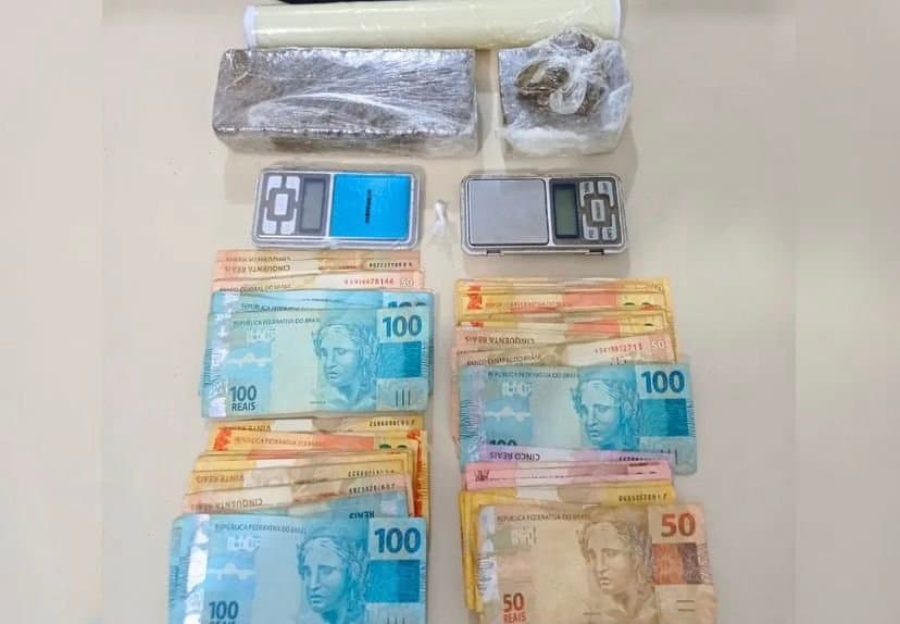 Pai e filho são presos por traficarem drogas em casa