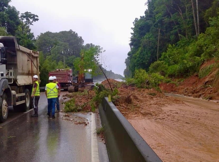 Pista da BR-101 afunda no Morro dos Cavalos e segue sem previsão de liberação