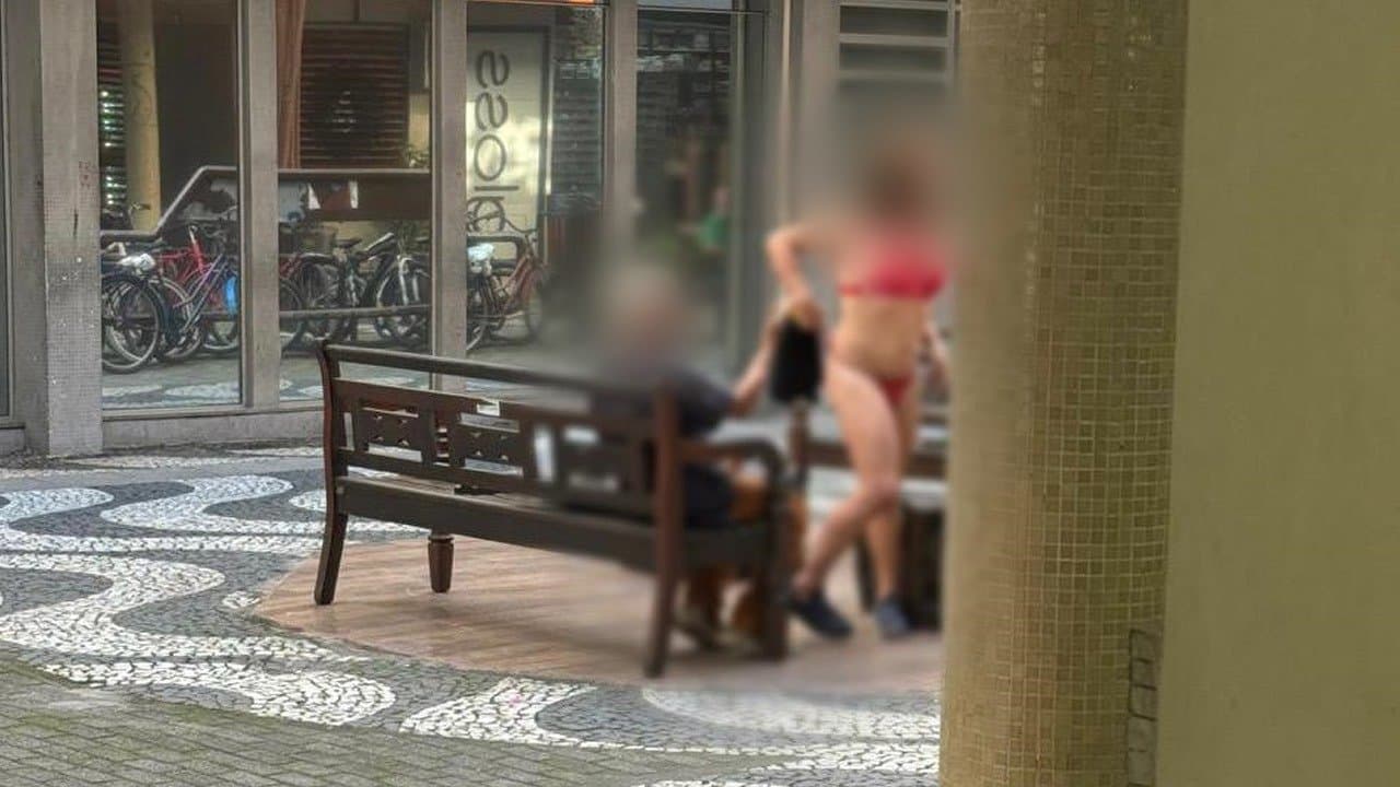 Depois de andar de roupas íntimas no calçadão, travesti agride morador de rua com tijolada