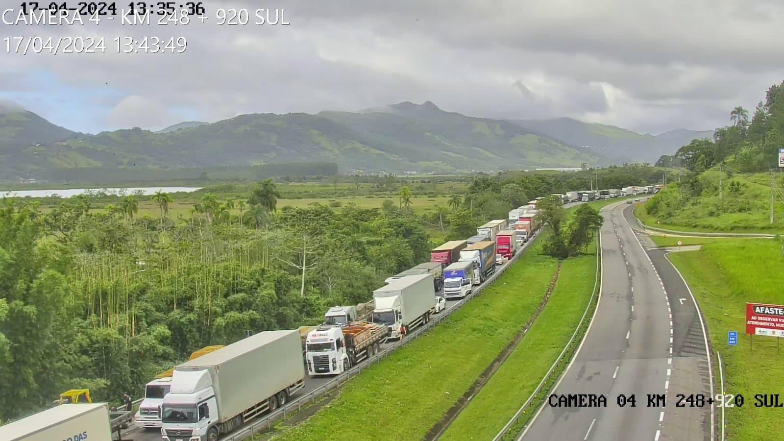 Filas no sentido norte da BR-101 a partir do Morro dos Cavalos chegam a 30 km