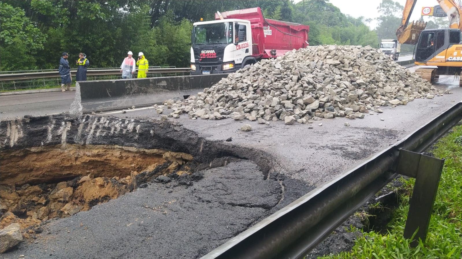Com interdição, filas no Morro dos Cavalos passam de 15 quilômetros no sentido sul