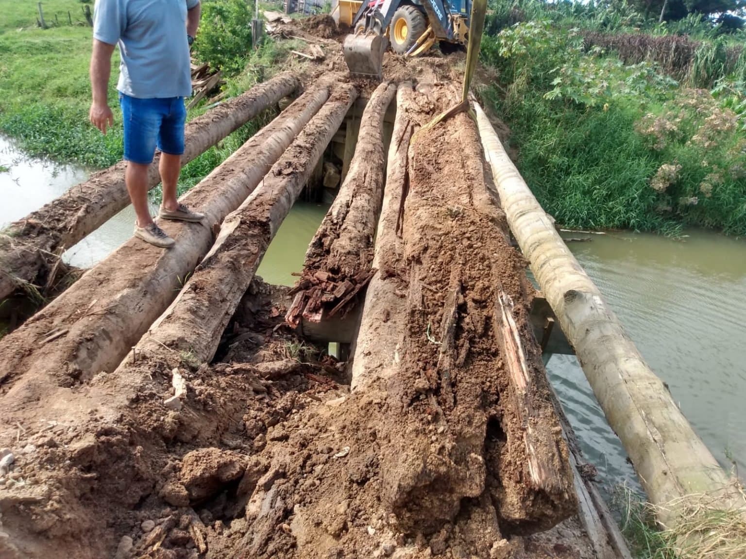 Interditada, ponte de madeira da Rodovia Aggeu Medeiros começa a receber reparos