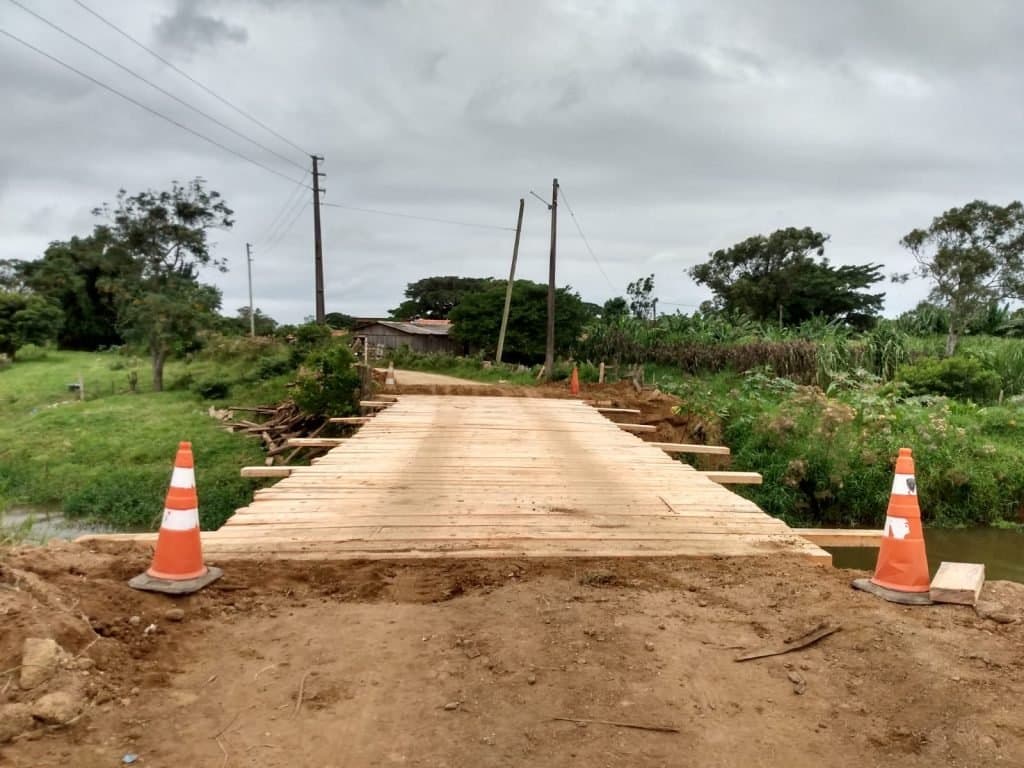 Tráfego na Rodovia Aggeu Medeiros é restabelecido após ponte de madeira ser refeita