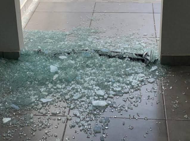 Concessionária de veículos é arrombada e tem dinheiro do cofre furtado