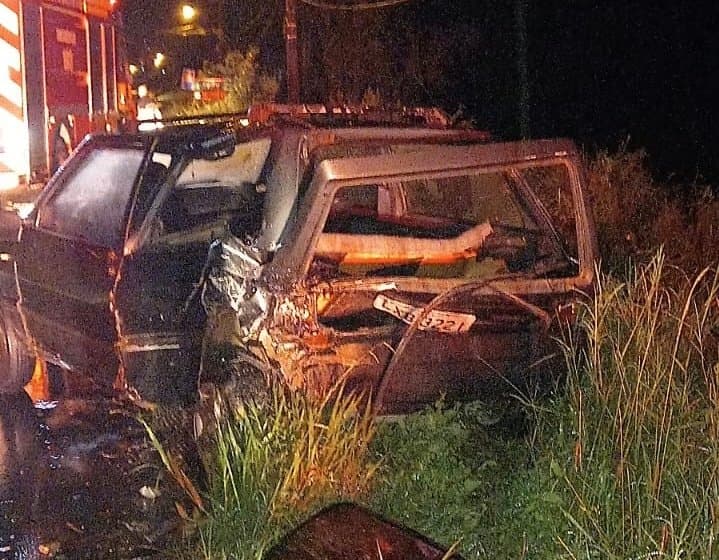 Motorista para no acostamento para ajustar os faróis e outro carro bate atrás