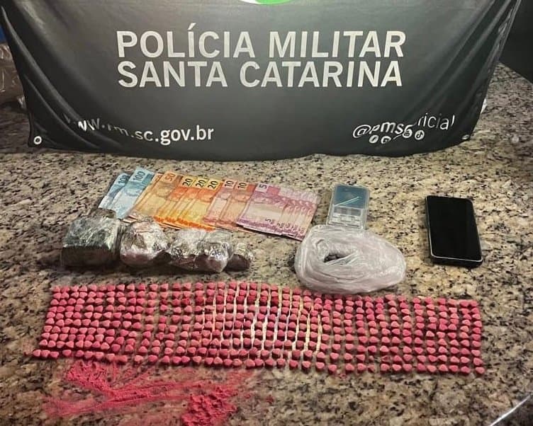 400 comprimidos de ecstasy são apreendidos em ponto de tráfico de drogas
