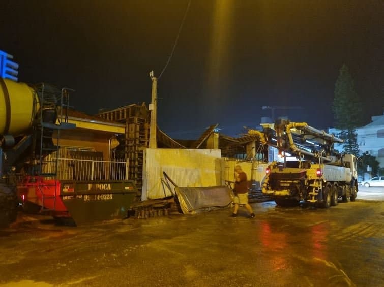 Laje de prédio em construção desaba em Laguna