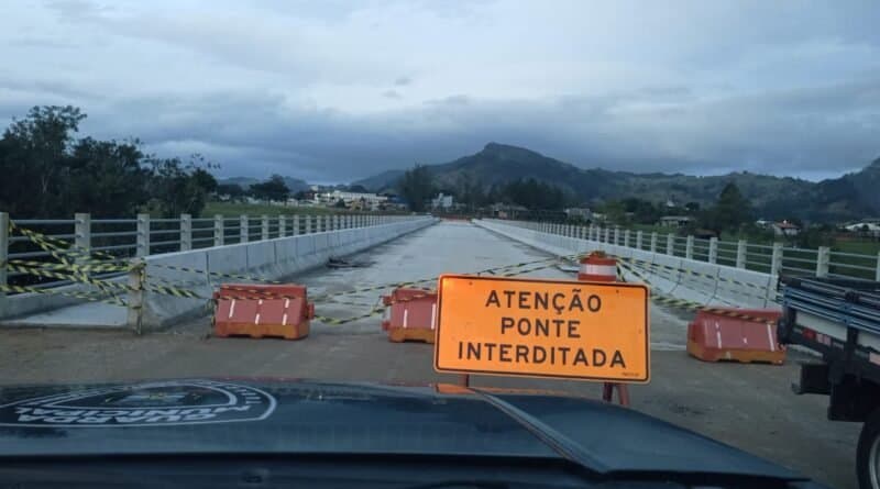 Apesar de ainda não estar liberada ao tráfego, veículos e pedestres têm transitado pela ponte da Guarda