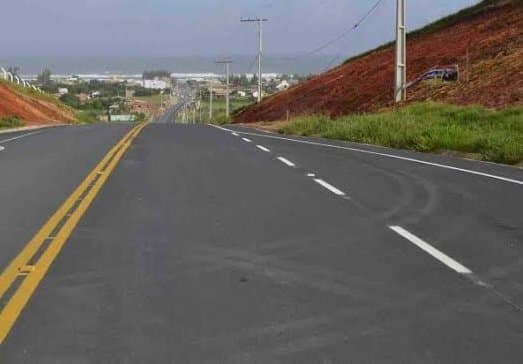 Corpo de homem assassinado com faca é encontrado na beira de estrada