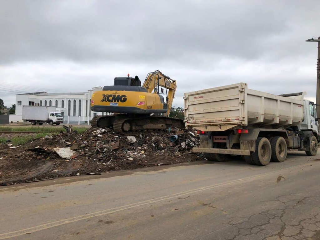 Quase 230 toneladas de entulho são recolhidas de lixão ao ar livre