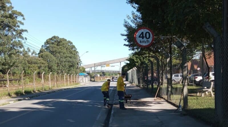 Detentos trabalham na limpeza de vias públicas de Capivari de Baixo