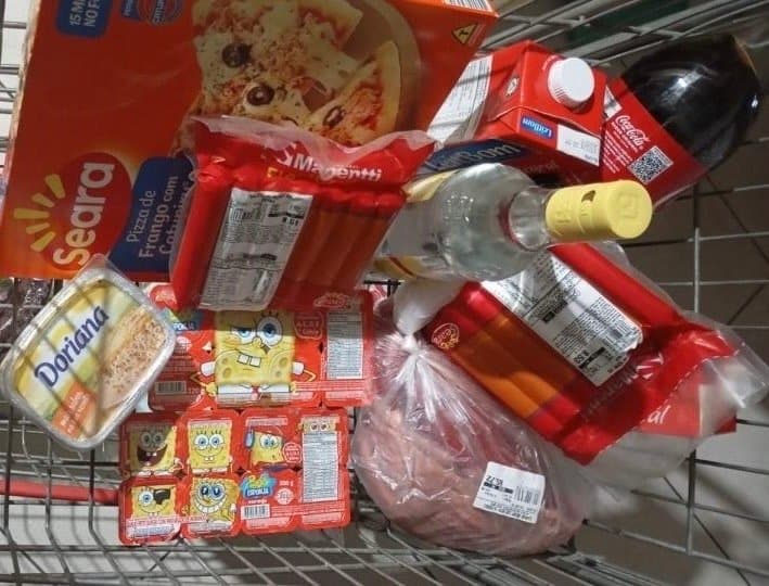 Mulher é presa por tentar furtar cachaça, carne e bolacha em supermercado