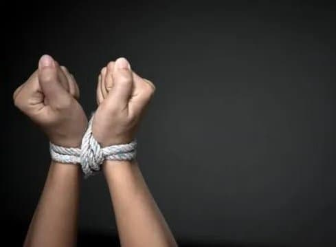 Dona de restaurante é ameaçada, agredida, amordaçada e amarrada durante assalto