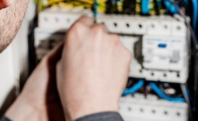 Homem morre eletrocutado durante reparos na rede elétrica de sítio