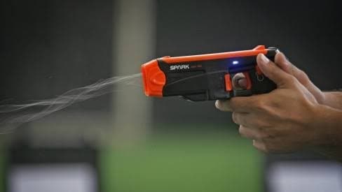 Homem é contido com arma de choque após invadir a casa da ex