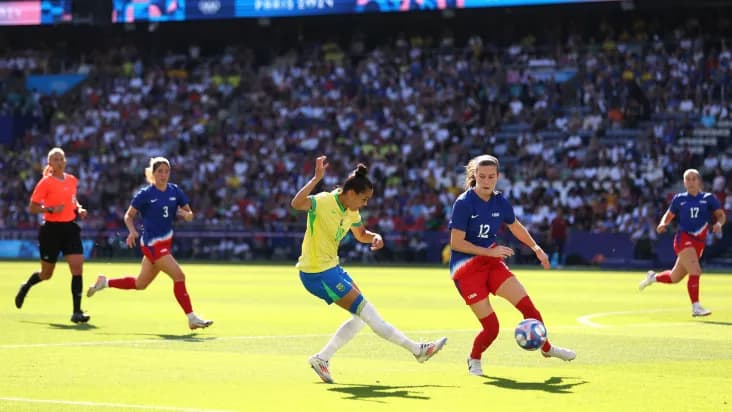 🥈 OLIMPÍADA: Brasil perde, mas joga de igual pra igual na final do futebol feminino e fica com a prata