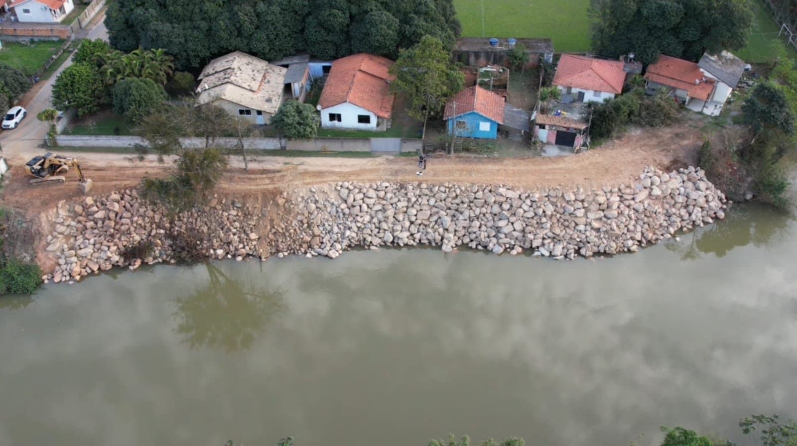 Mais da metade da obra de enrocamento do Rio Capivari está concluída