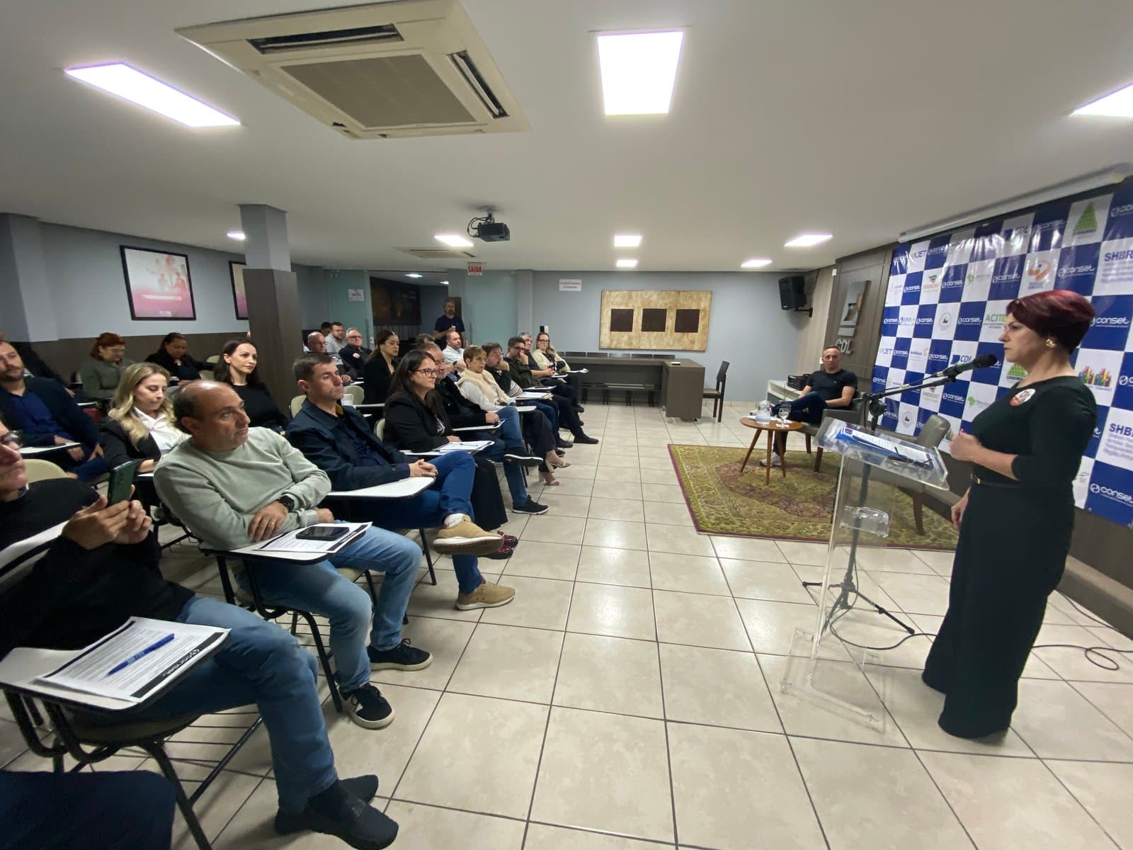 CDL recebe candidata a prefeita do PT no primeiro encontro promovido pelo Conset