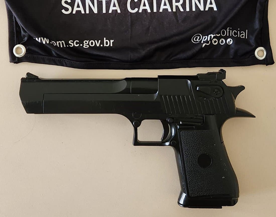 Polícia é chamada em escola após aluno ser encontrado com simulacro de arma