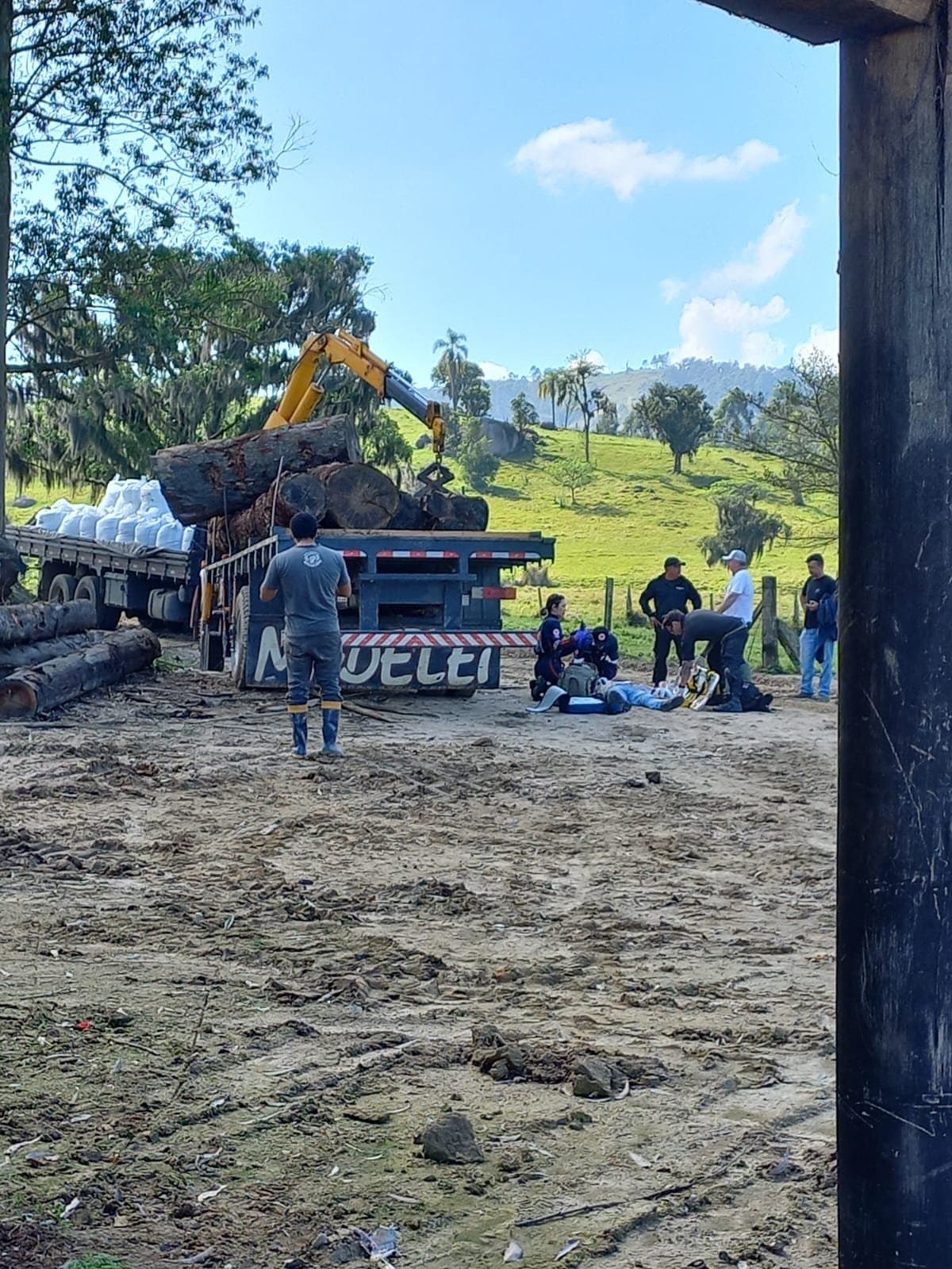 Trabalhador sofre traumatismo craniano ao cair de cima de caminhão