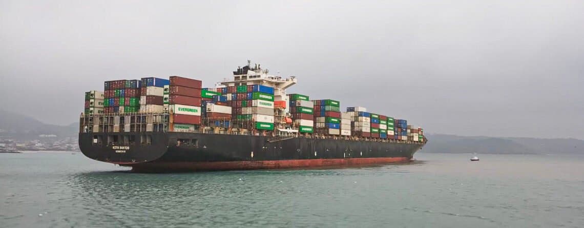 Porto de Imbituba recebe embarcação de comprimento equivalente a três campos de futebol