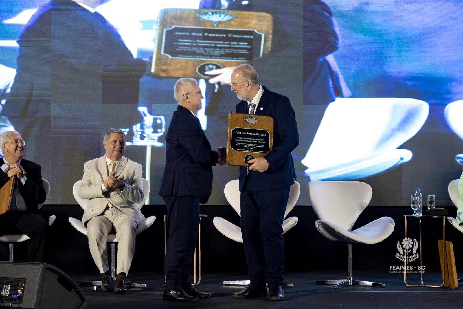 Prefeito de Tubarão é homenageado no Congresso Estadual das Apaes de SC
